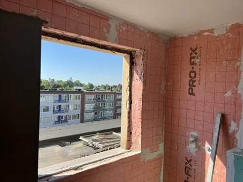 Badkamerraam met bouwplaten op de muur