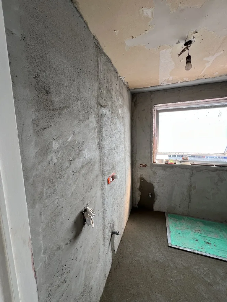 Ruwe badkamermuur met raam