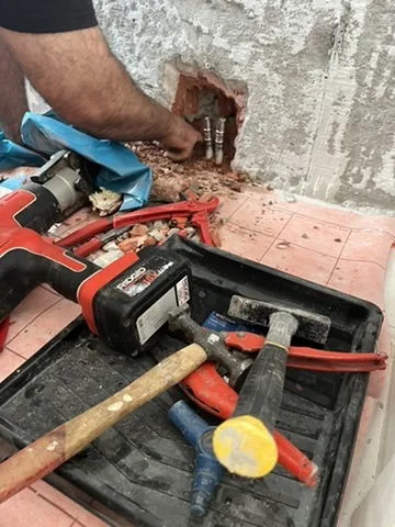 Fittingen persen met een perstang