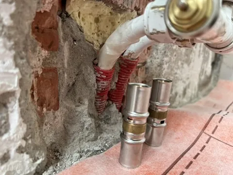 Persfittingen op de leidingen