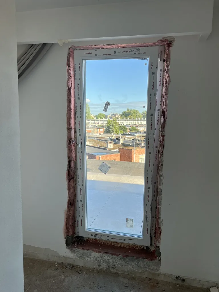 Hoog geplaatst raam na de werken