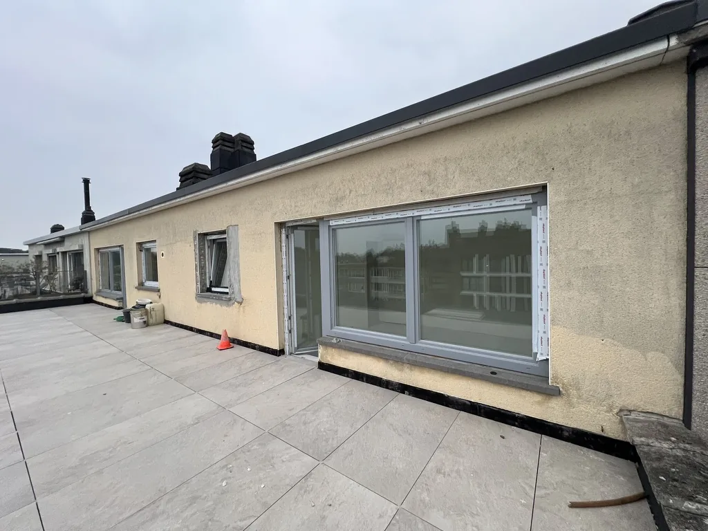 Gevel met nieuwe ramen aan het terras