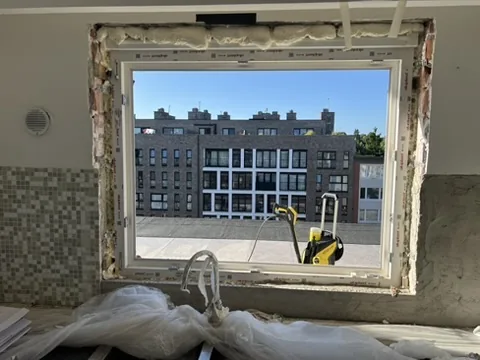 Keukenraam wordt geplaatst