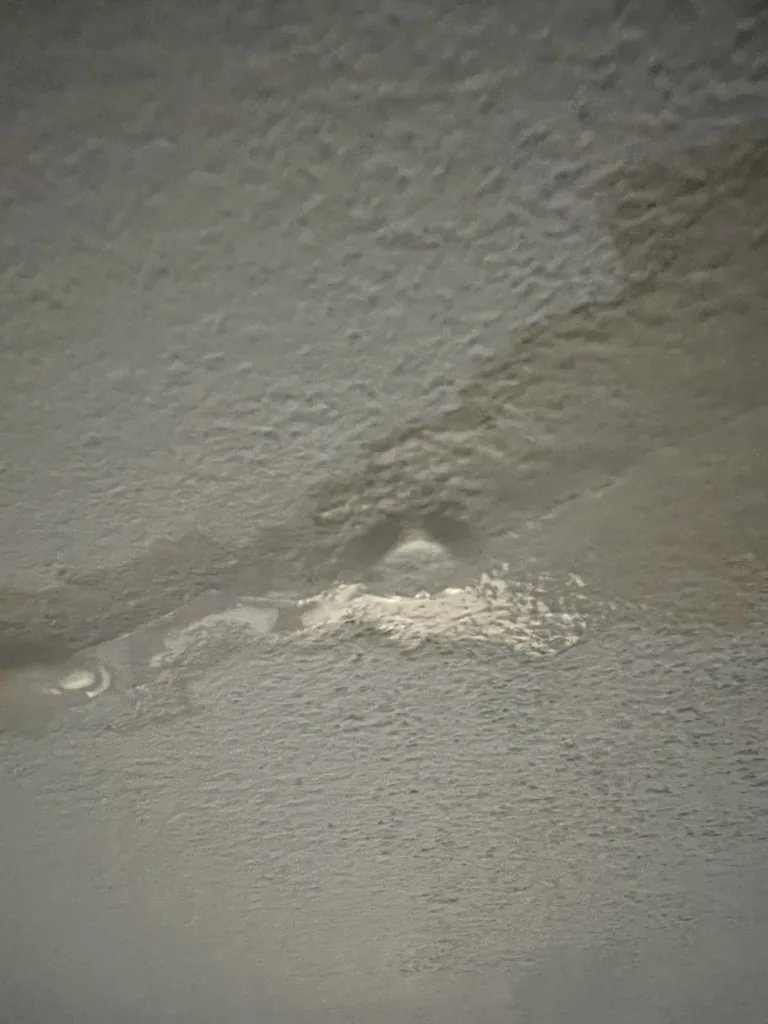 Plafond met beschadigde textuur