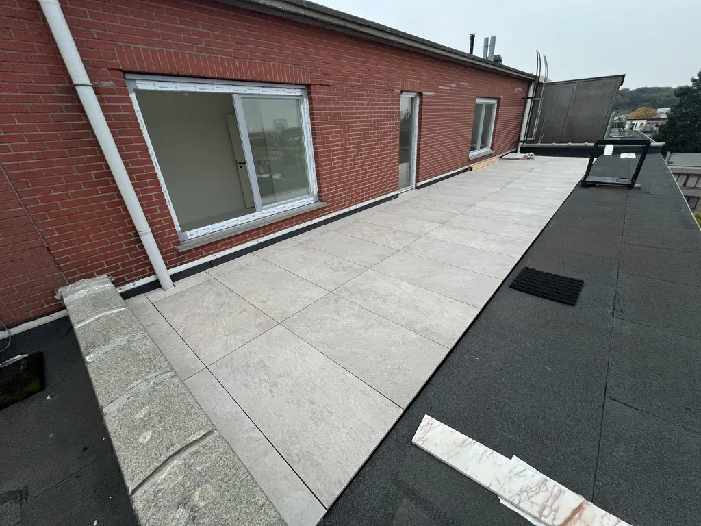 Terras met nieuwe tegels en nieuwe ramen