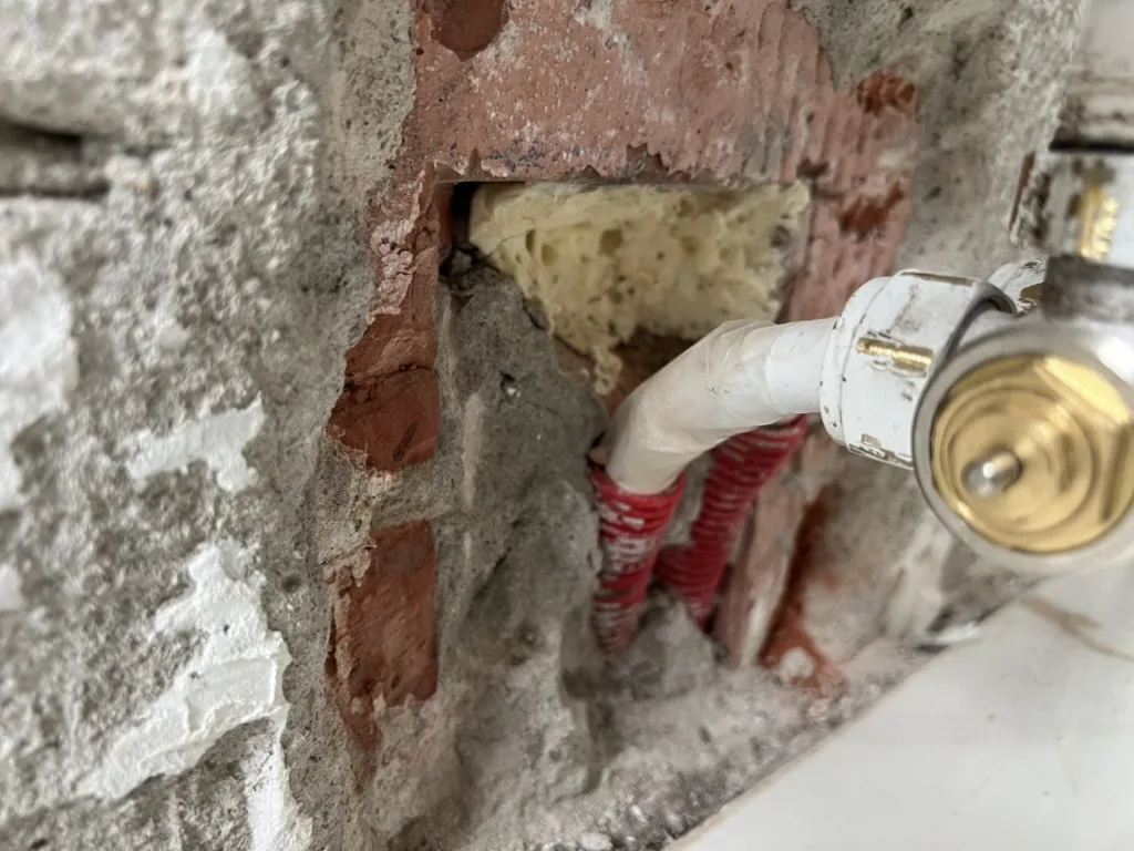 Radiatorleidingen in de muur ingewerkt