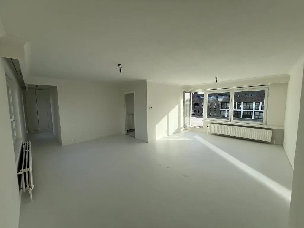 Woonkamer met witte gietvloer