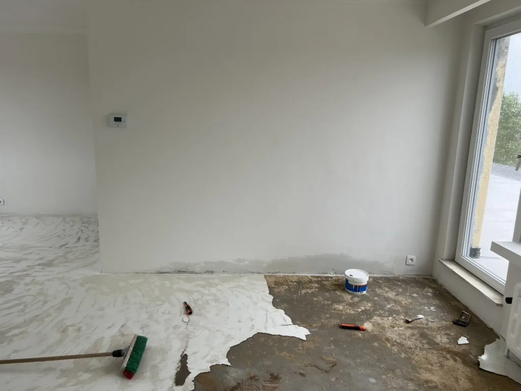 Woonkamer waar de oude vloerlaag weg is