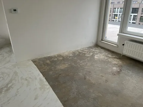 Slaapkamer met ruwe vloer