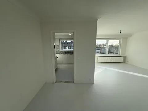 Hal en leefruimte na de renovatie