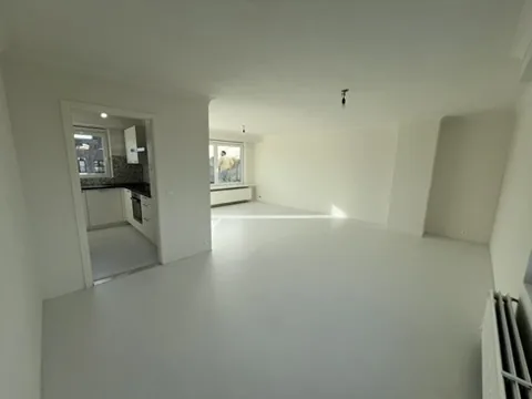 Leefruimte met keuken na de renovatie